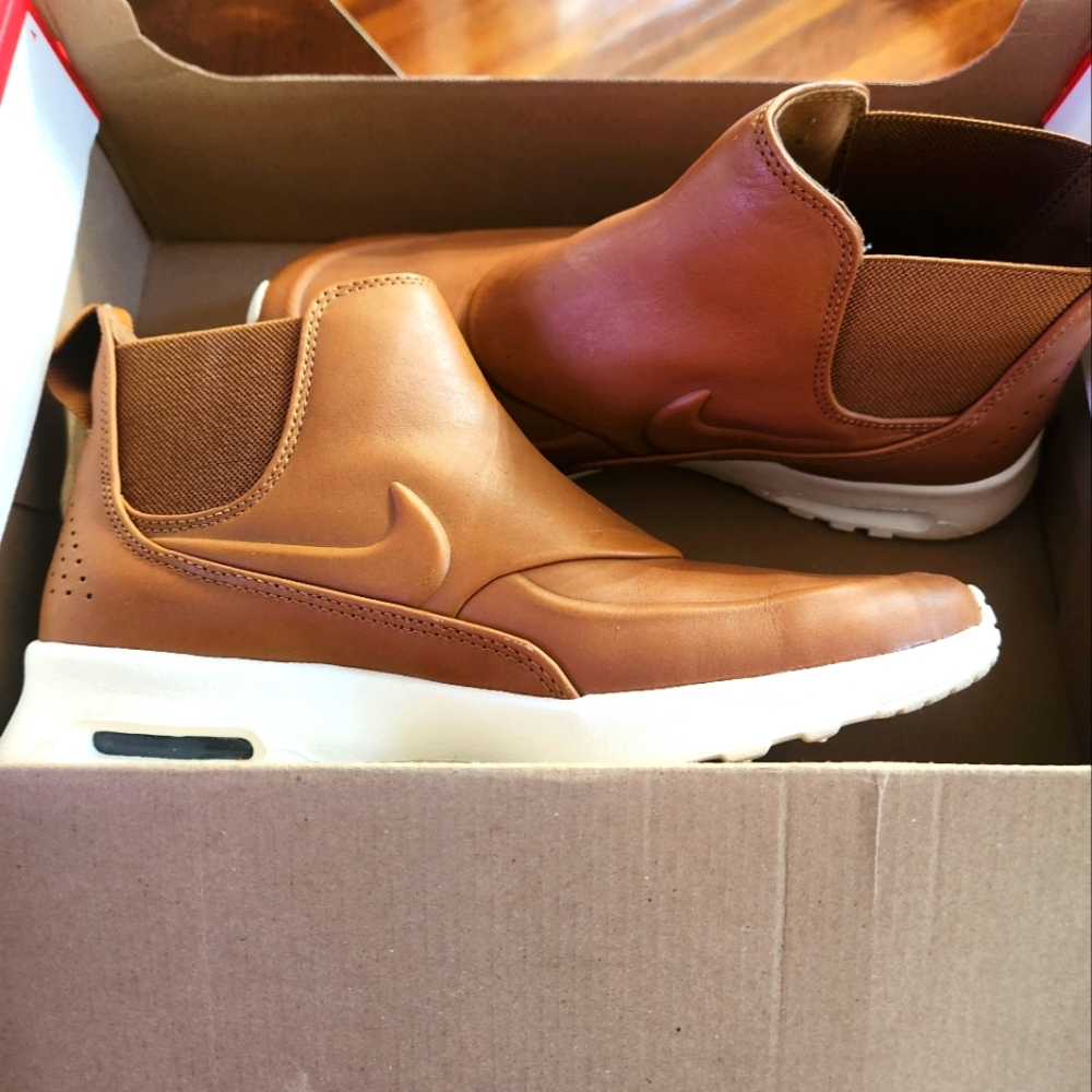 Nike size 8 sneaker shoe